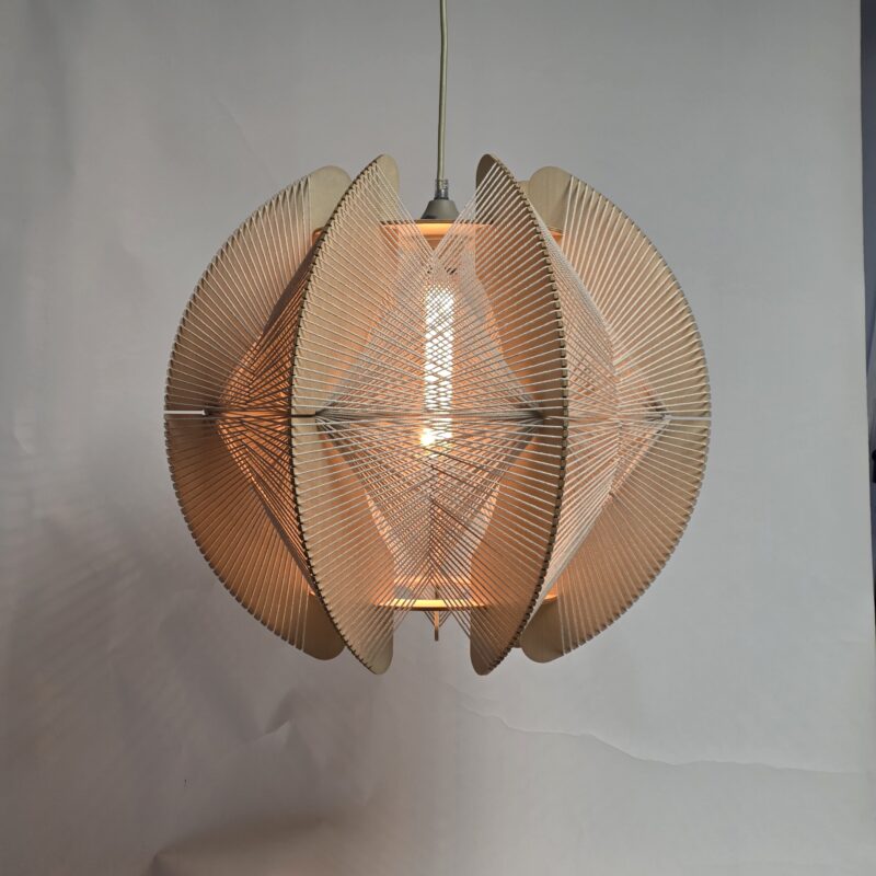 Unieke houten hanglamp met sculpturale ontwerp, ideaal voor stijlvolle woon- of eetkamers. Gemaakt van fineerhout, geeft een warme sfeer en voegt elegantie toe aan elk interieur.