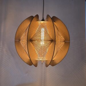 Geschakelde houten lamellen hanglamp met warm licht.