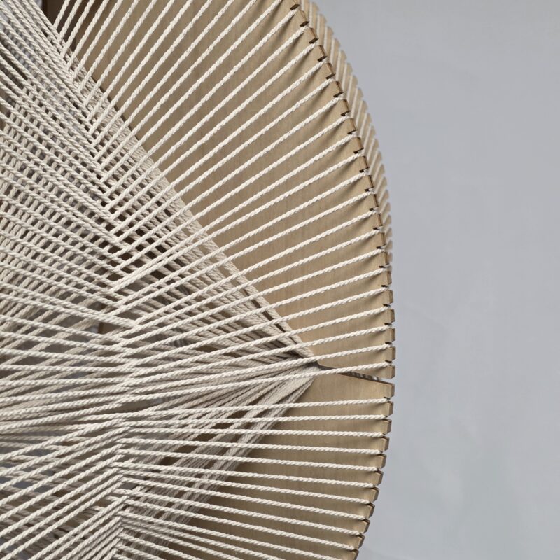 Een stijlvolle hanglamp van hout met macramé details, ideaal voor modern interieur en sfeervolle verlichting. Perfecte combinatie van natuurlijk materiaal en elegant design.