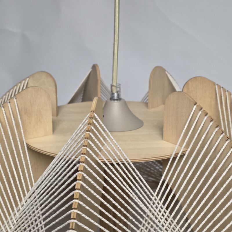 Decoratieve houten lamp met touwaccenten en strakke lijnen, ideaal voor sfeervolle verlichting in elke woonkamer of eetkamer.