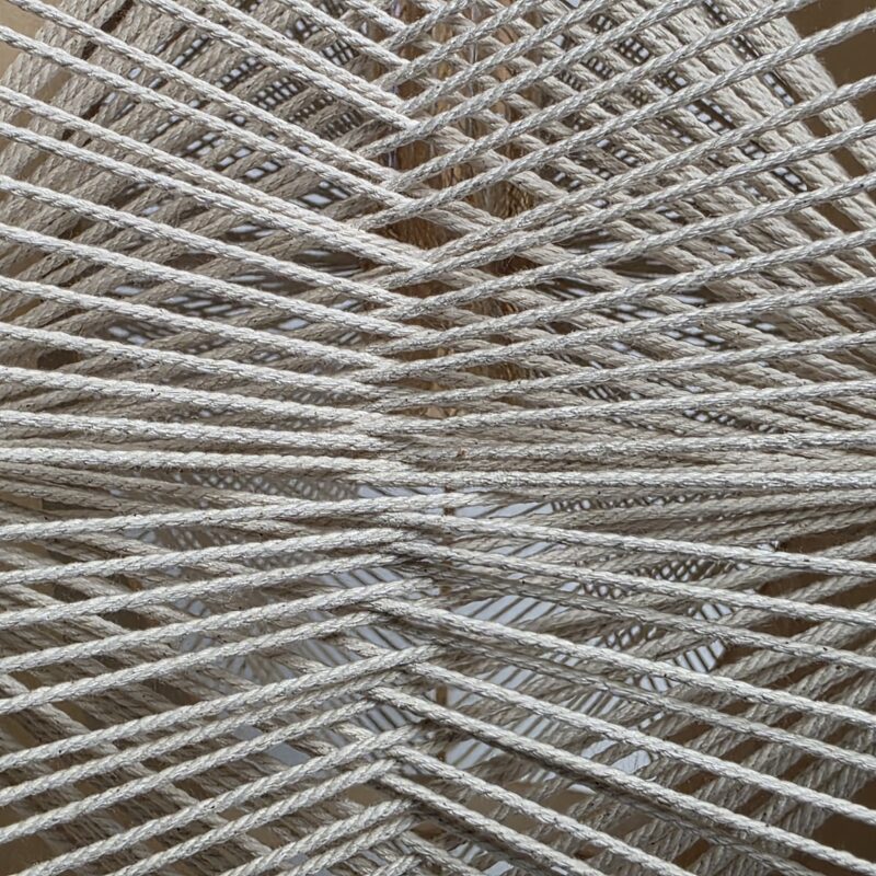 Decoratieve touwlampen, handgemaakt met natuurlijk touw, perfect voor sfeervolle verlichtingsoplossingen binnen en buiten.