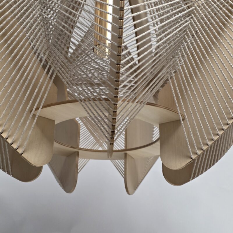 Optionele hanglamp van natuurlijk hout en touwen voor een eigentijdse, warme sfeer in huis of kantoor. Perfect voor modernes interieur met industrieel of Scandinavisch karakter.