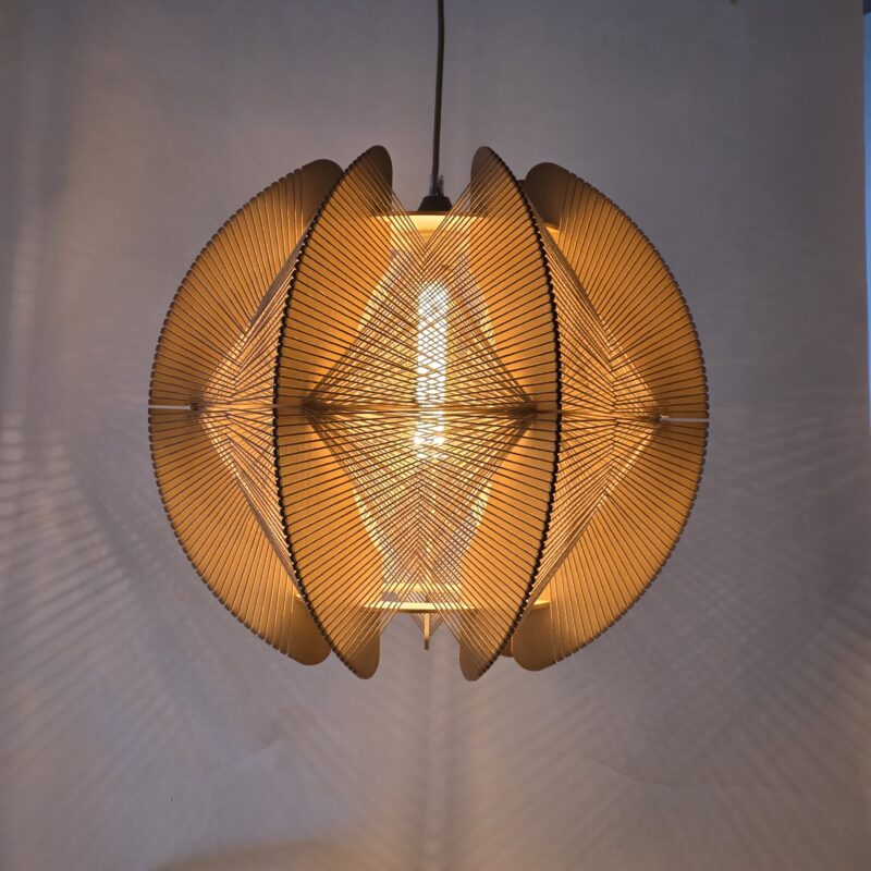 Geschakelde houten lamellen hanglamp met warm licht.