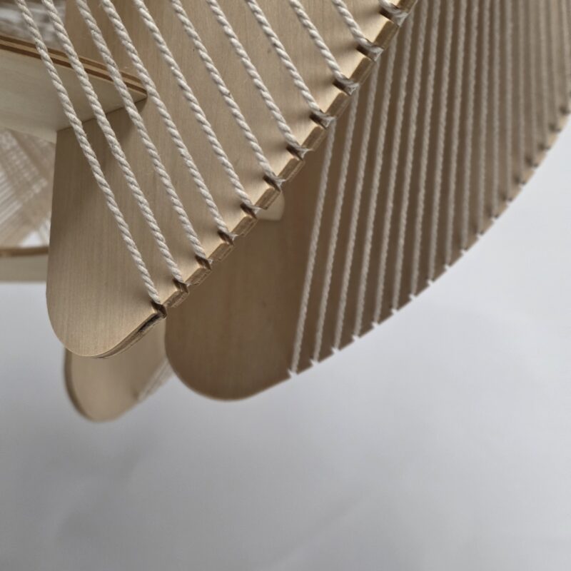 Natuurlijke houten lamp met touwdetails voor een trendy interieuraccent, perfect voor Scandinavische en minimalistische woonstijlen.