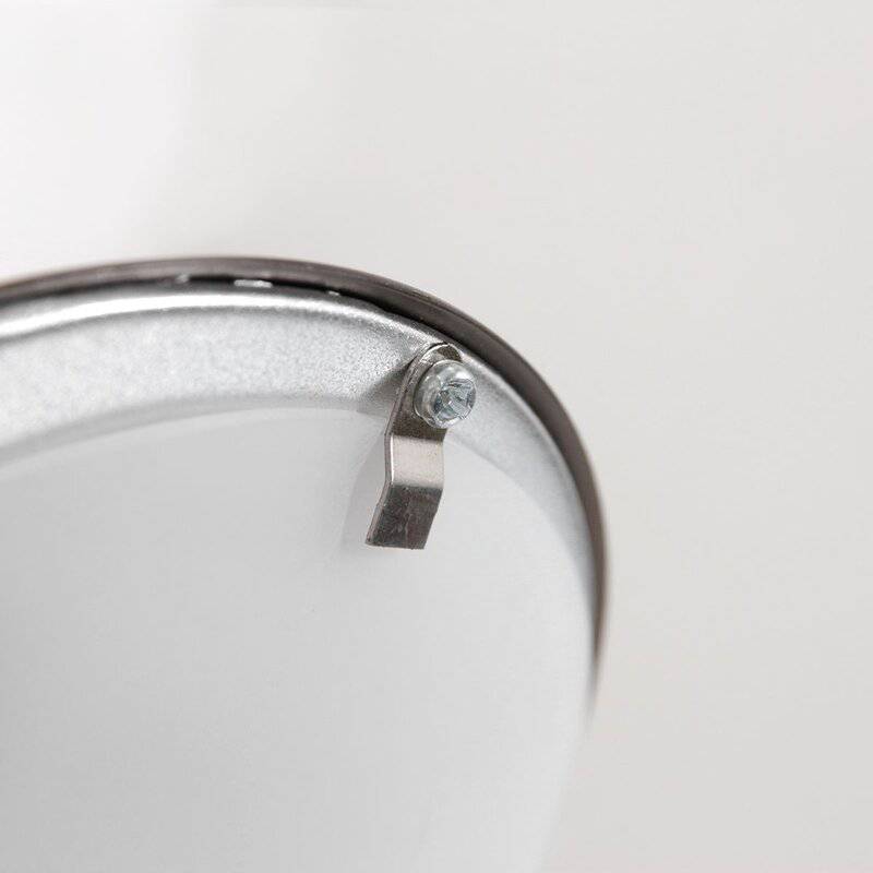 Vlakke plafondlamp met metalen rand en stalen bevestigingsclip, modern en minimalistisch design, perfect voor interieurdecoratie.