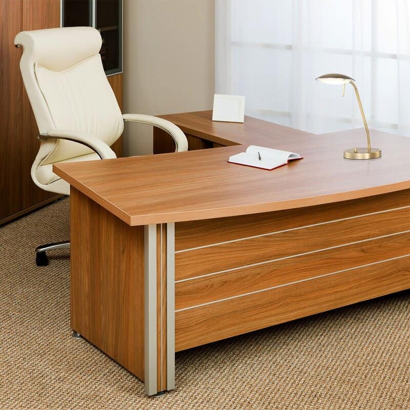 Elegant kantoorruimte met Lichy lampen en hoogwaardig houten bureau, ideaal voor professionele werkomgevingen. Modern design en functioneel, perfect voor productieve werkplekken en zakelijke communicatie.