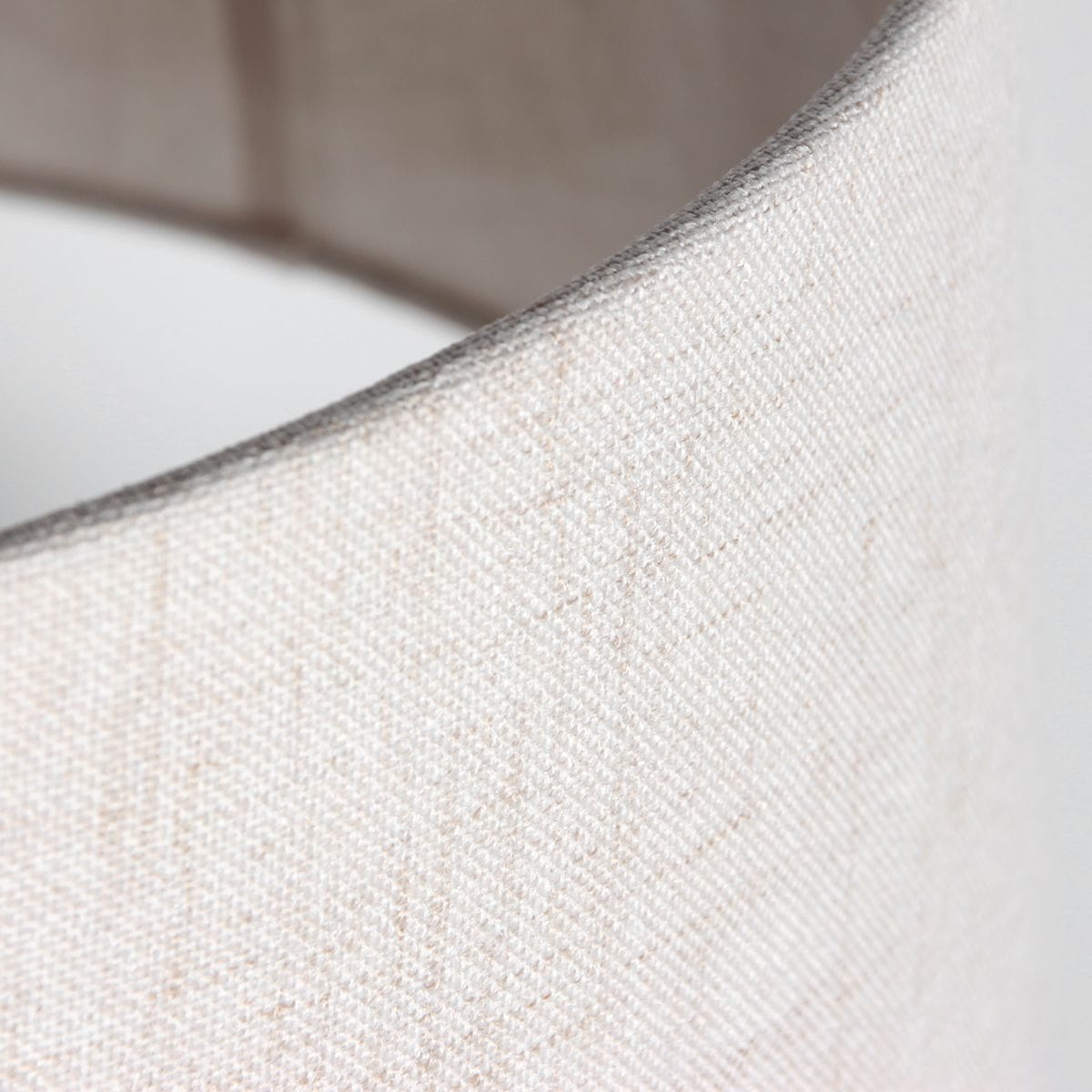 Lampenkap K20101S in crèmekleurig linnen met witte binnenzijde, diameter 48 cm, perfect voor sfeervolle verlichting en stijlvolle interieuraccenten.