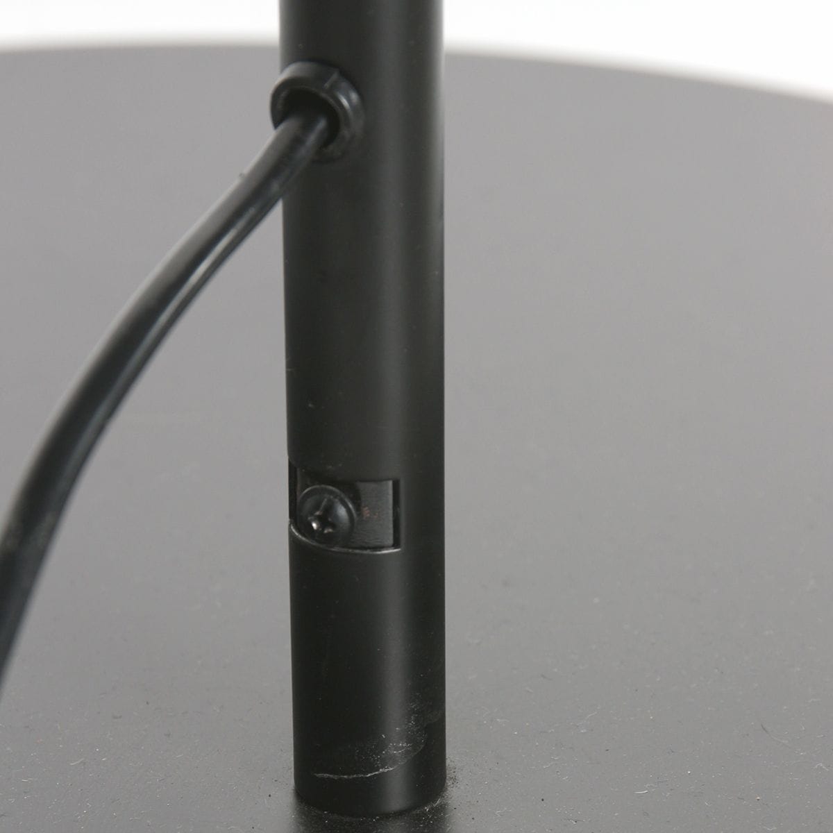 Zwarte vloerlamp Curve 4268ZW met grijs grof linnen kap – Uniek design en functioneel gebruik - Afbeelding 12