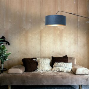 Zwarte wandlamp met blauwe velours kap boven beige bank in moderne woonkamer, stijlvolle verlichting, interieurdecoratie, Lichy Lampen.